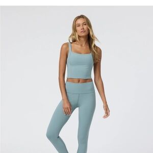 NWOT! ✨Vuori Inversion Rib Legging ✨. Size X-Large. Color Mist.